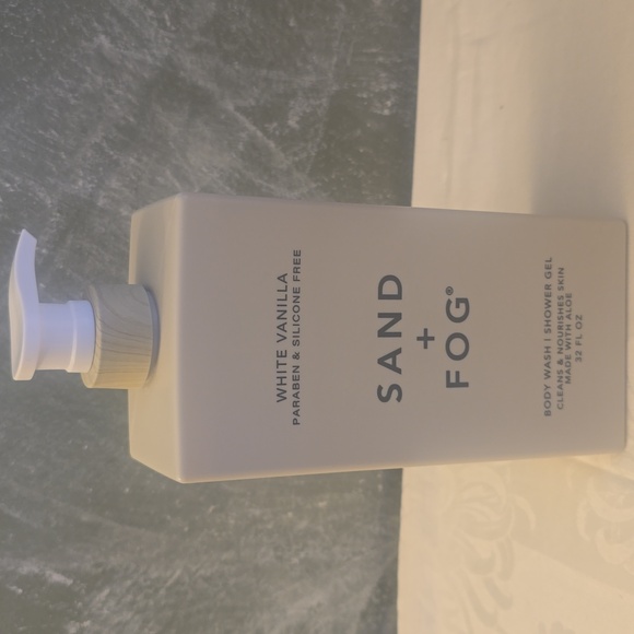Sand + Fog White Vanilla Body Wash/Shower Gel 32 FL oz NWOT - Picture 2 of 5